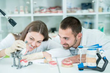 Genç takım diş teknisyenleri diş prostetics yapma. Süreç