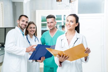 Bir grup tıbbi personel hastanede gülümsüyor.