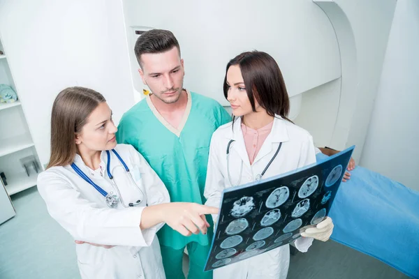 Radiología, cirugía, personas y concepto de medicina - doctores mujeres — Foto de Stock