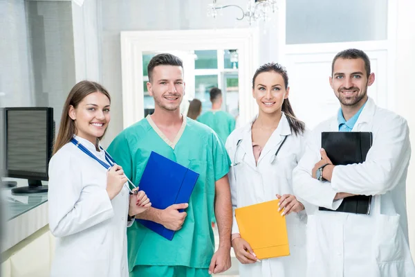 Skupina zdravotnického personálu se usmívá v nemocnici — Stock fotografie