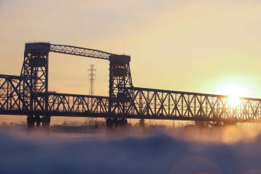 Köprü. Siluet şafak karşı