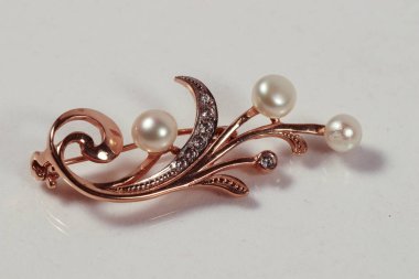 Beyaz arka plan üzerinde İncili altın broş