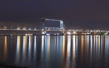 Arkhangelsk. Kuzey Dvina Nehri ni ışığında üzerinde köprü