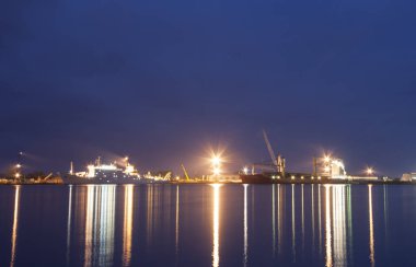 Bakaritza gece ışıkları ışığında limanda gemiler. Ark