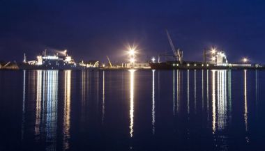 Bakaritza gece ışıkları ışığında Limanda gemiler.