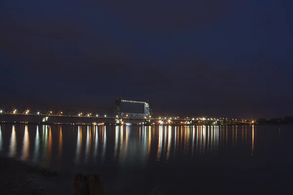 Kuzey Dvina gece parlak ışıklar köprüden. — Stok fotoğraf