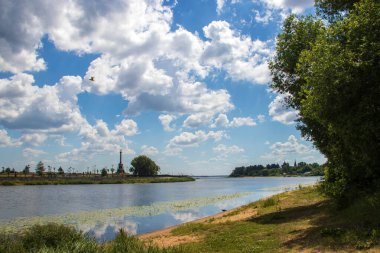 Volga 'nın üzerinde kar beyazı bulutlar. Yaroslavl. Altın yüzük. 