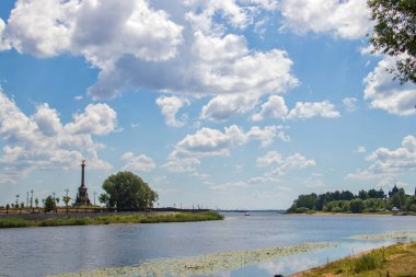 Volga 'nın üzerinde kar beyazı bulutlar. Yaroslavl. Altın yüzük. 