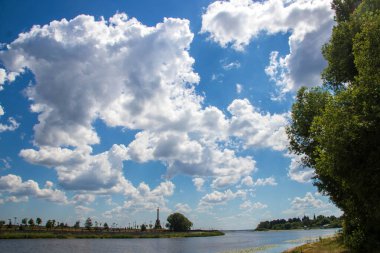Volga 'nın üzerinde kar beyazı bulutlar. Yaroslavl. Altın yüzük. 