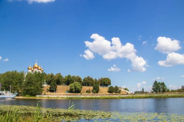 Yaroslavl; Kotoroslnaya üzerinde adadan rıhtım