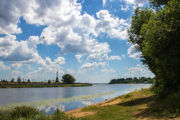 Sněhobílé mraky nad Volhou. Yaroslavl. The Golden ring of — Stock fotografie