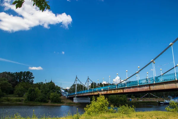 Puente de cable sobre el río Kotorosl en Yaroslavl. Vista f —  Fotos de Stock