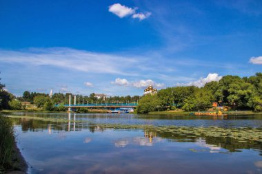 Yaroslavl 'daki Kotorosl nehri üzerinde kablo destekli köprü. F Görüntüle