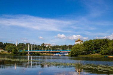 Yaroslavl 'daki Kotorosl nehri üzerinde kablo destekli köprü. F Görüntüle