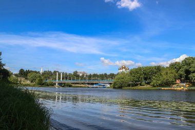 Yaroslavl 'daki Kotorosl nehri üzerinde kablo destekli köprü. F Görüntüle