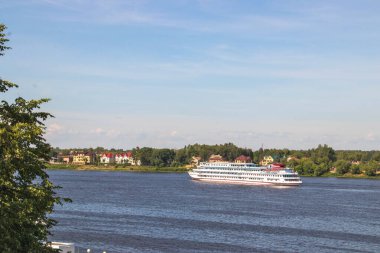 Yaroslavl Spit yakınlarındaki Volga nehri üzerinde gemi