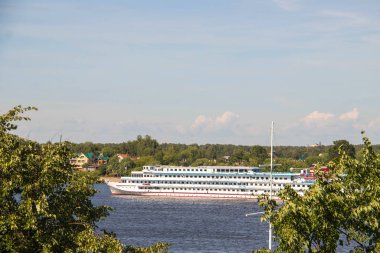 Yaroslavl Spit yakınlarındaki Volga nehri üzerinde gemi