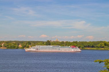 Yaroslavl Spit yakınlarındaki Volga nehri üzerinde gemi