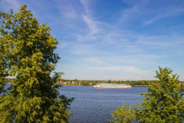 Yaroslavl Spit yakınlarındaki Volga nehri üzerinde gemi