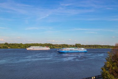 Yaroslavl Spit yakınlarındaki Volga nehri üzerinde gemi