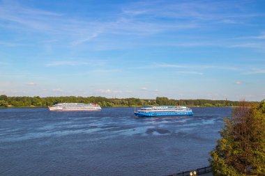 Yaroslavl Spit yakınlarındaki Volga nehri üzerinde gemi