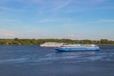 Yaroslavl Spit yakınlarındaki Volga nehri üzerinde gemi