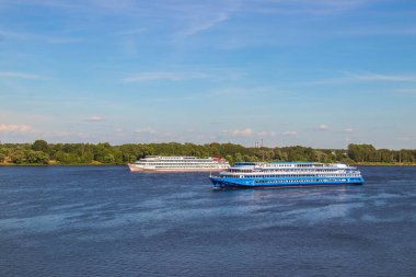 Yaroslavl Spit yakınlarındaki Volga nehri üzerinde gemi