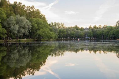 Yaroslavl. Neftyanik Park 'ta sıcak bir akşam. Park rafinerisi. Refleks