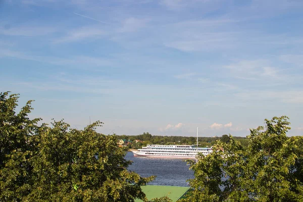 Navio no rio Volga perto do Cuspo de Yaroslavl — Fotografia de Stock