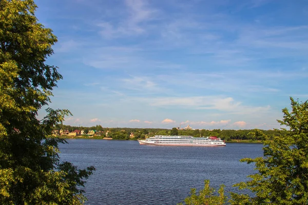 Корабель на річці Волга біля коси Ярославського — стокове фото