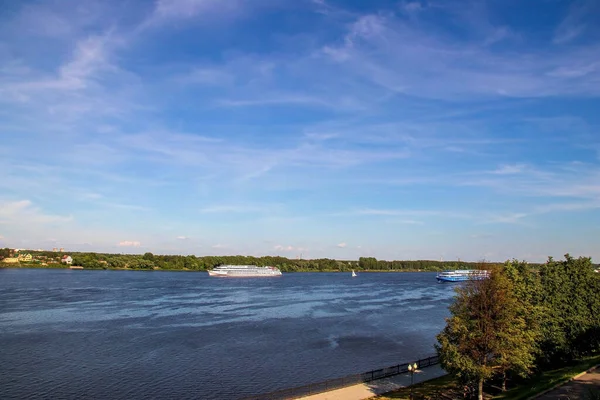 Ship on the Volga river near the Spit of Yaroslavl — Stock Photo, Image