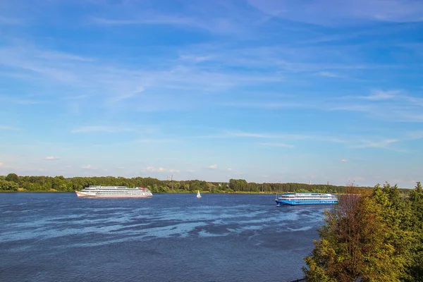 Hajó a Volga folyó közelében a földnyelv Jaroszlavl — Stock Fotó