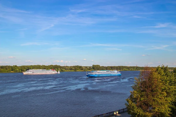 Hajó a Volga folyó közelében a földnyelv Jaroszlavl — Stock Fotó
