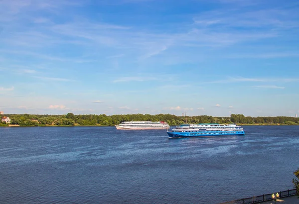 Hajó a Volga folyó közelében a földnyelv Jaroszlavl — Stock Fotó