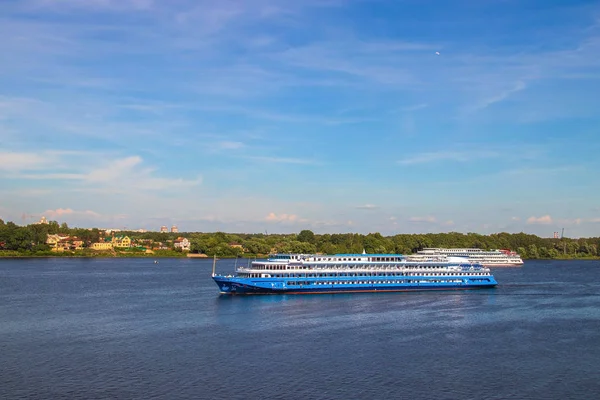 Navio no rio Volga perto do Cuspo de Yaroslavl — Fotografia de Stock