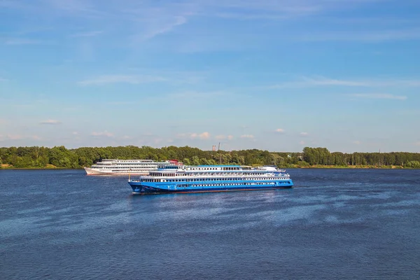 Yaroslavl Spit yakınlarındaki Volga nehri üzerinde gemi — Stok fotoğraf