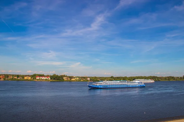 Hajó a Volga folyó közelében a földnyelv Jaroszlavl — Stock Fotó