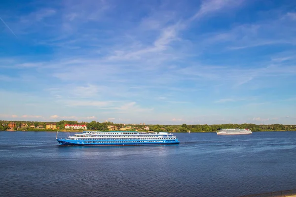 Hajó a Volga folyó közelében a földnyelv Jaroszlavl — Stock Fotó