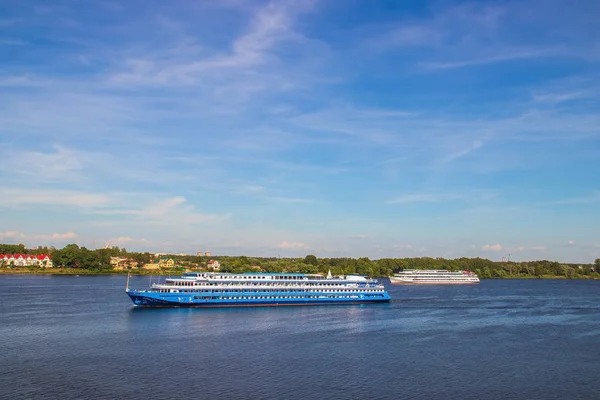 Hajó a Volga folyó közelében a földnyelv Jaroszlavl — Stock Fotó