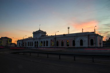 Yaroslavl 'daki Moskova tren istasyonu. Gece sahnesi. Uzun pozlama