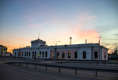 Yaroslavl 'daki Moskova tren istasyonu. Gece sahnesi. Uzun pozlama