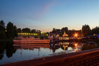 Yaroslavl 'ın tepesinde yaz gecesi. Kotorosl. T 'de Gemi