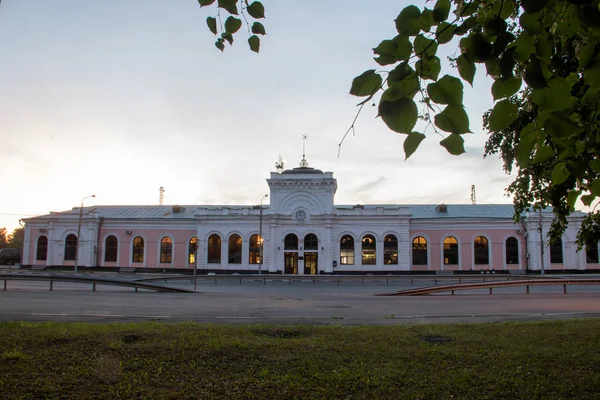 Yaroslavl 'daki Moskova tren istasyonu. Gece sahnesi. Uzun pozlama — Stok fotoğraf