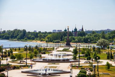 Yaroslavl. Arrow 'a park et. Güneşin altındaki fıskiyeler.
