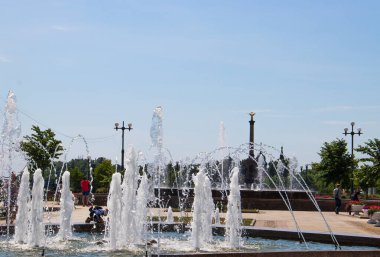 Yaroslavl. Arrow 'a park et. Güneşin altındaki fıskiyeler.