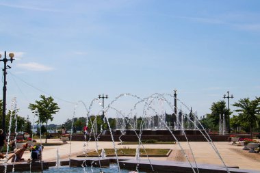 Yaroslavl. Arrow 'a park et. Güneşin altındaki fıskiyeler.