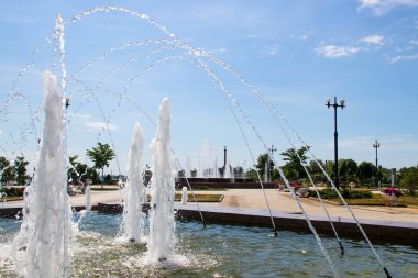 Yaroslavl. Arrow 'a park et. Güneşin altındaki fıskiyeler.