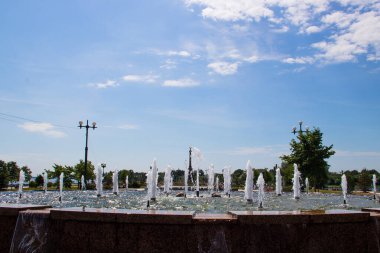Yaroslavl. Arrow 'a park et. Güneşin altındaki fıskiyeler.