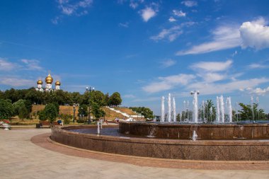 Yaz günü. Volga seti Yaroslavl 'ın incisidir. Park et. 