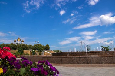 Yaz günü. Volga seti Yaroslavl 'ın incisidir. Park et. 